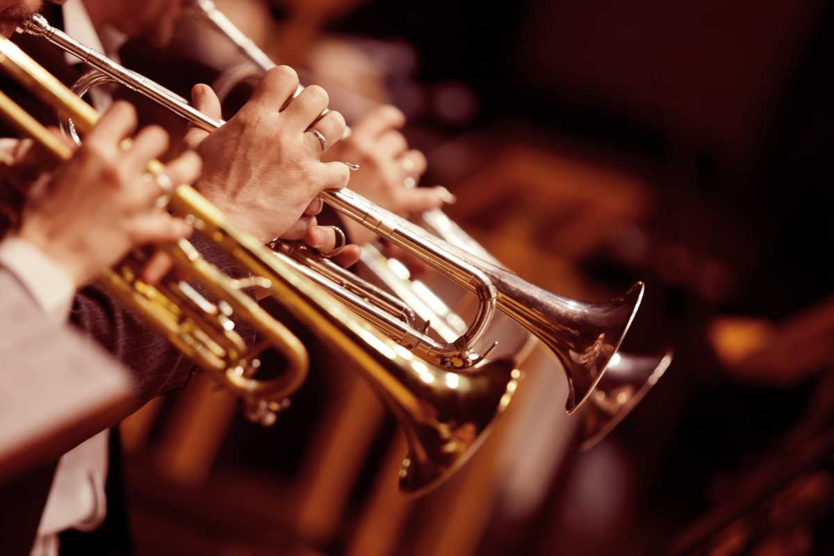 Hands trumpeters