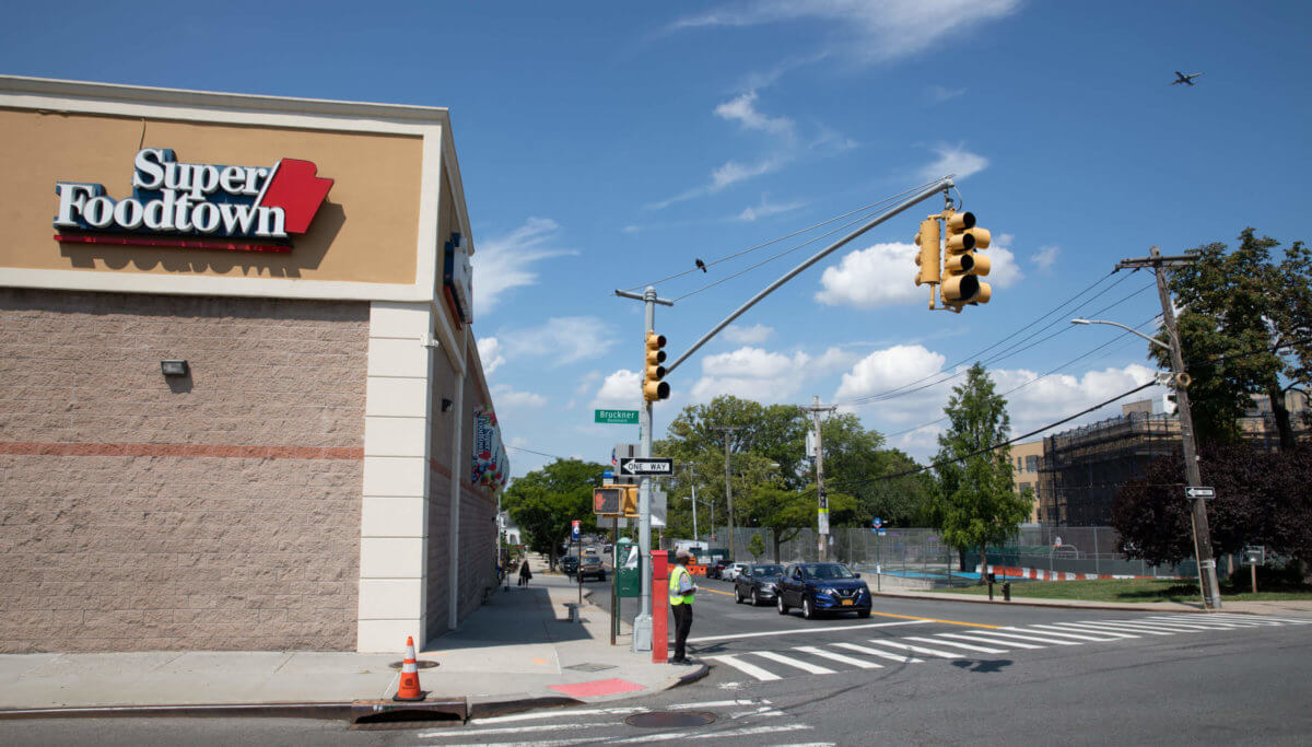 photo of the Super Foodtown at the intersection of Crosby Avenue and Bruckner Boulevard