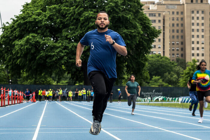 Elías Cruz runs on a track