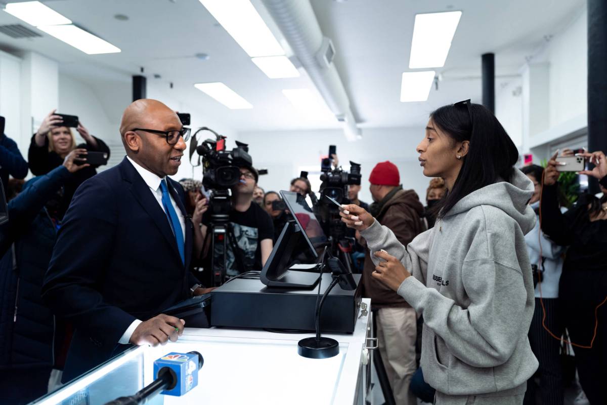 Queens Borough President Donovan Richards makes the first purchase with Good Grades co-owner Extasy James. Photo courtesy @Aesthetic_Haus