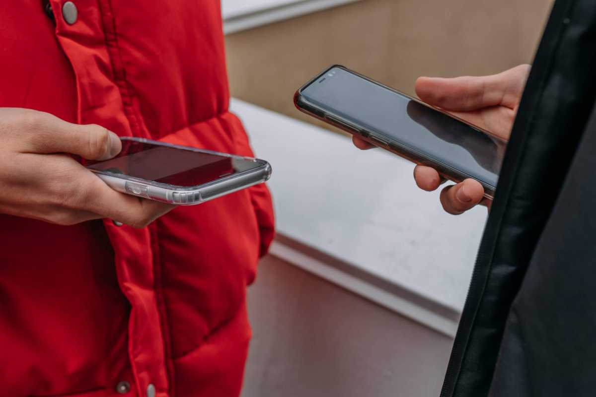 A former Department of Correction officer, Rikers inmate and Bronx resident have been indicted for smuggling an iPhone into the jail in August 2021.