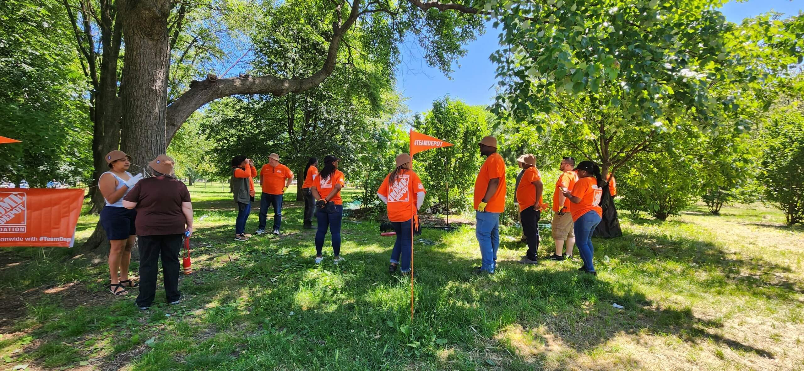 Home Depot employees band together to renovate areas of Pelham Parkway