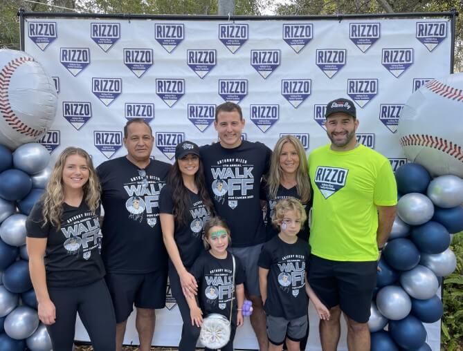 Anthony Rizzo alongside attendants of the marathon.