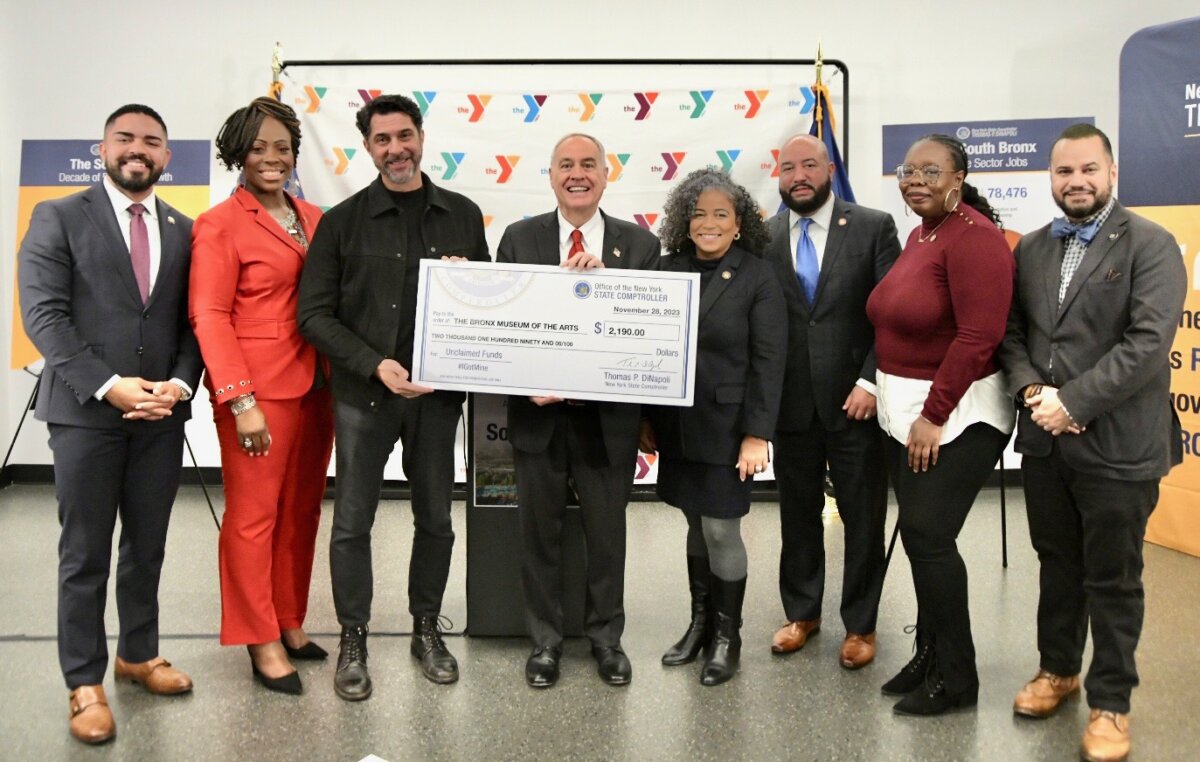 State Comptroller Tom DiNapoli at La Central YMCA in the South Bronx Presenting Unclaimed Funds to The Bronx Museum of the Arts (2190) 11.28.23