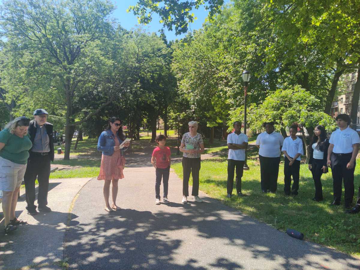 Kingsbridge Heights neighbors remember COVID victims. Photos courtesy Marianne Kraft.