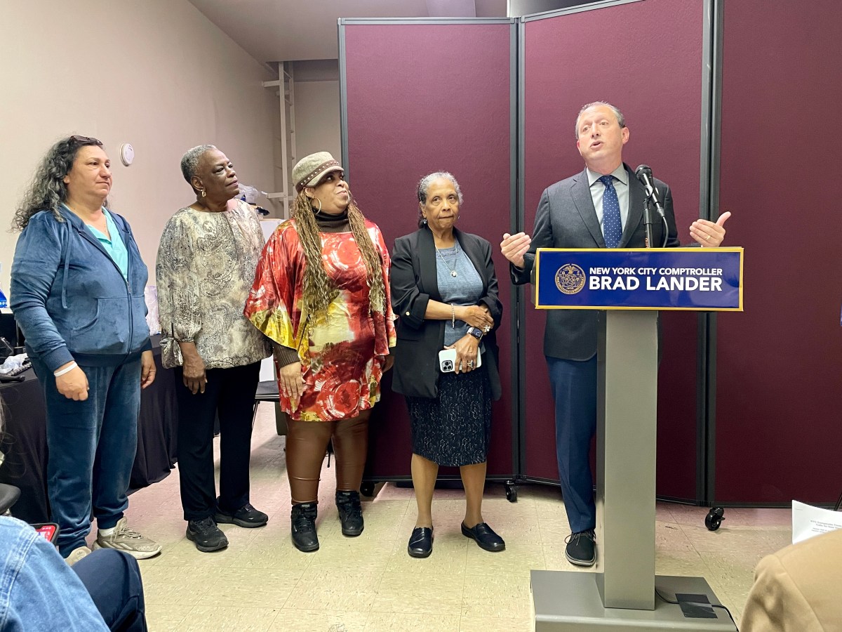 Comptroller Brad Lander stands with NYCHA Tenant Association leaders to announce a new audit about oversight of vendors making repairs and doing maintenance.