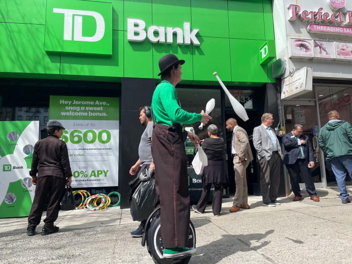 Thenew TD Bank location on Jerome Avenue in the north Bronx opened its doors in style on Friday with fun games, prizes and exclusive welcome offers for Bronxites.