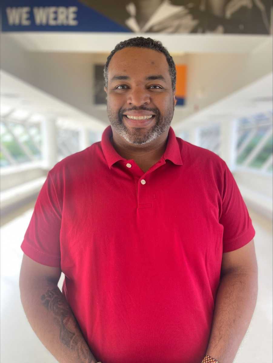 Marco Alvarez, a 37-year-old honor student at Hostos Community College, won the prestigious Cooke Undergraduate Transfer Scholarship and will receive generous support when he transfers to a university.