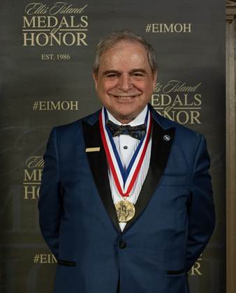 Ponce Bank president and CEO awarded 2025 Ellis Island Medal of Honor for embodying American dream
