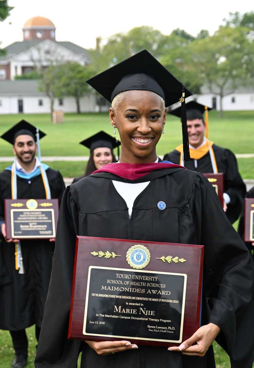 Bronx resident receives Maimonides Award for excellence and commitment in practicing health sciences
