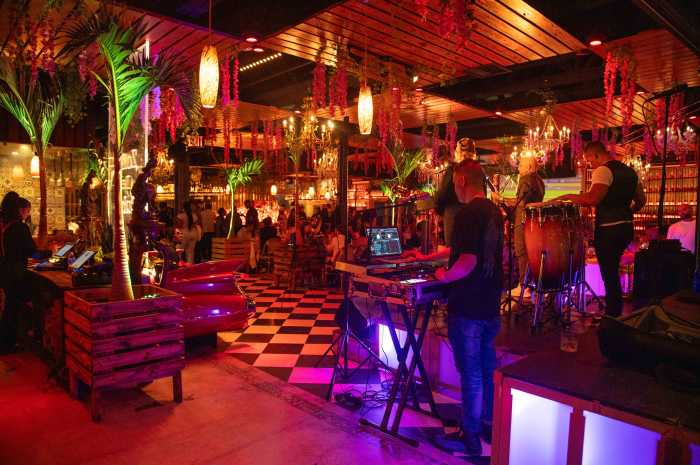 Zona De Cuba curated a scene, with soft neon lights and florals that is given a touch of luxury with frosted, etched glass and opulent displays.