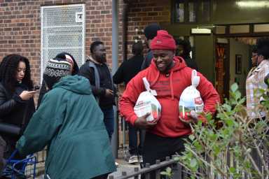 Kevin Riley handing out turkeys at Parkside Senior Center (1)