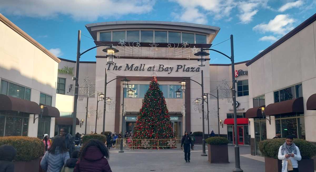 Bay Plaza front entrance 4