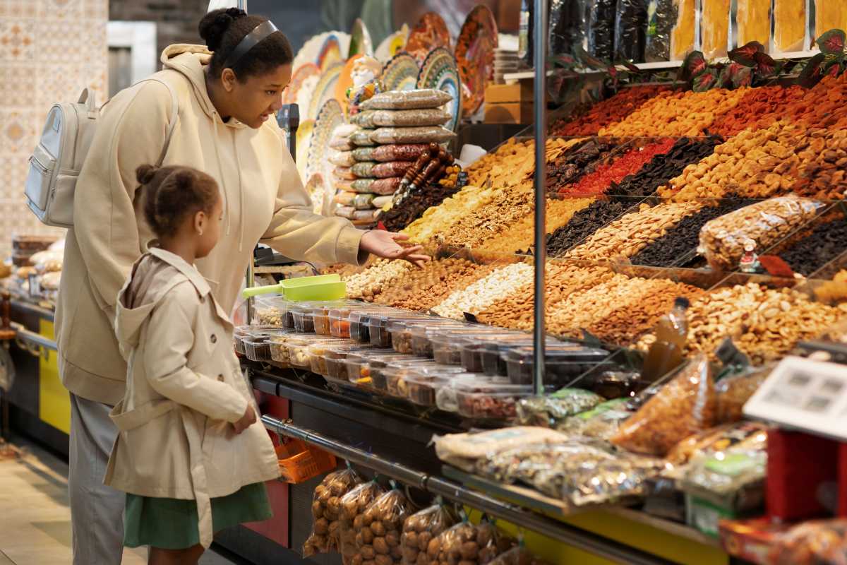 medium-shot-girl-mom-market