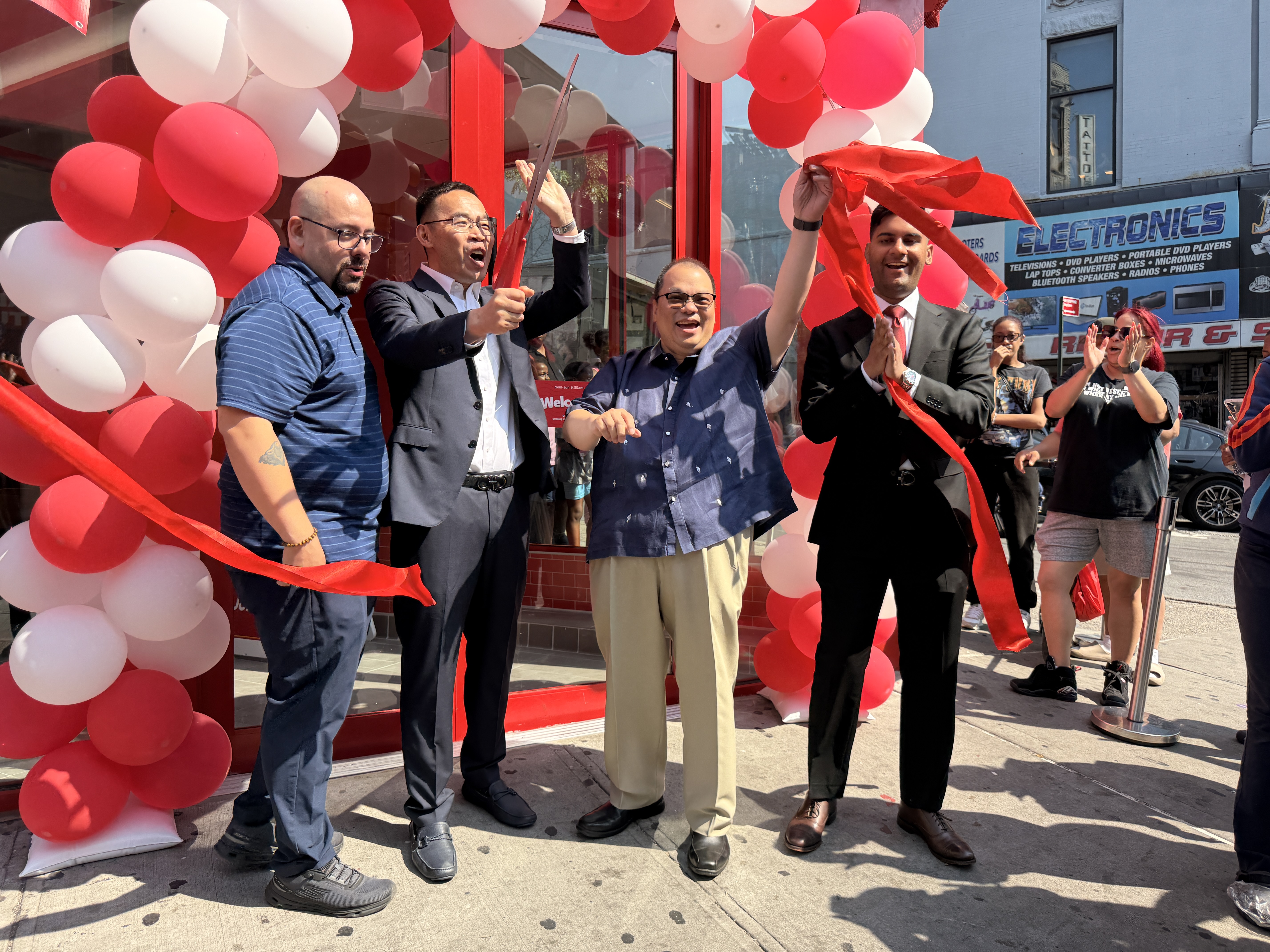 The Filipino fast-food chain Jollibee officially opened its first Bronx location on July 1, drawing crowds of eager customers whose lines wrapped around the block before the restaurant opened its doors.