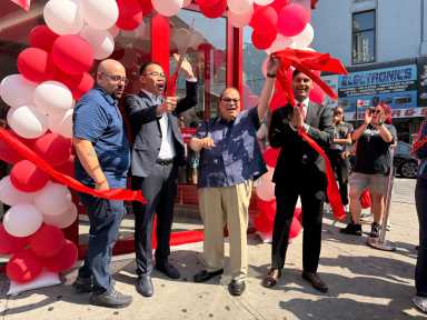 The Filipino fast-food chain Jollibee officially opened its first Bronx location on July 1, drawing crowds of eager customers whose lines wrapped around the block before the restaurant opened its doors.