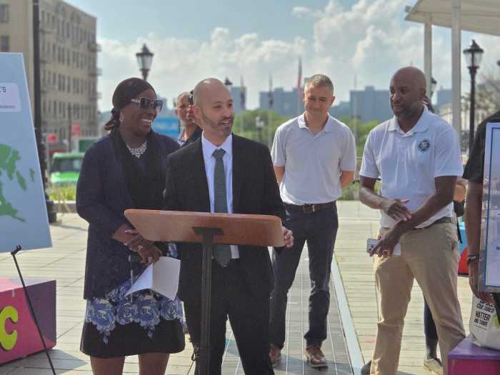 SBS Commissioner Kenny Minaya announces more than $1.5 million in grants for Bronx BIDs.
