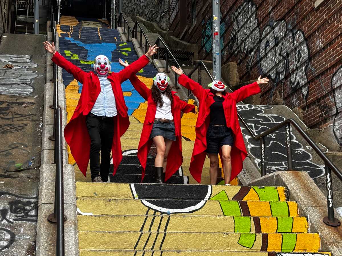 jokerstairs_clowns