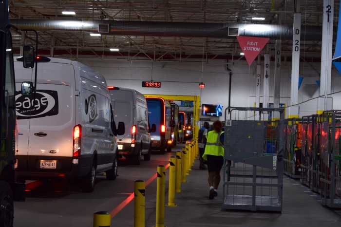 DSP employees working at the DYY5 warehouse in Morris Park